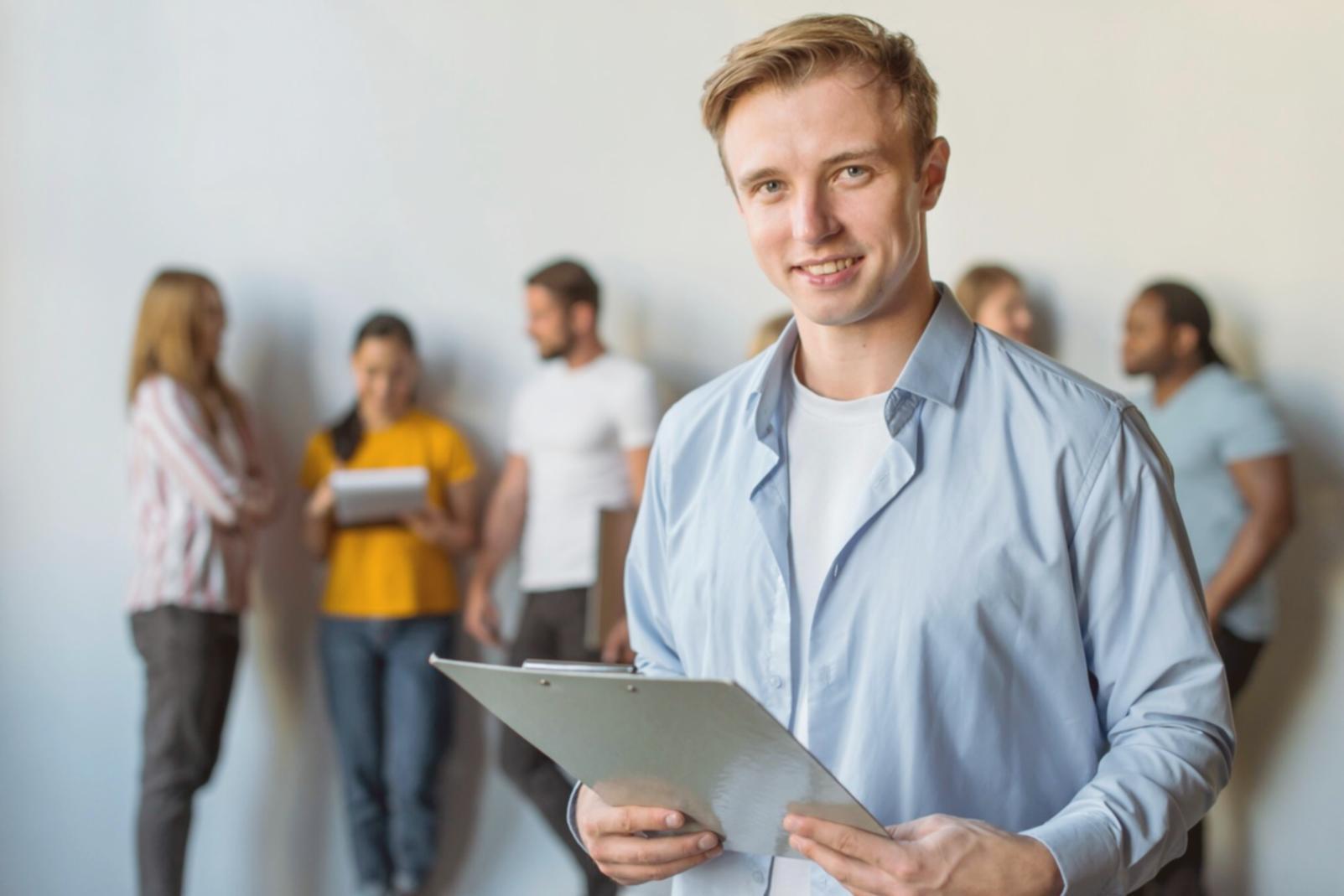 Peserta program sedang menggunakan laptop untuk praktik langsung analisis keuangan dengan template yang disediakan